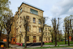 Kādreizējā Rīgas Vieglās rūpniecības tehnikuma ēka Rīgā, A. Briāna ielā 13